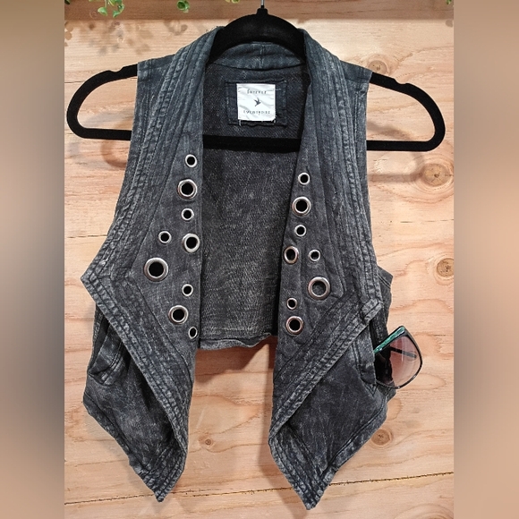 Vintage Y2K Forever 21 Acid Wash Grommet Vest - Edgy Boho Biker - Size M - Picture 7 of 10